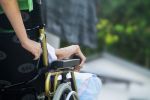 Zdjęcie osoby na wózku inwalidzkim